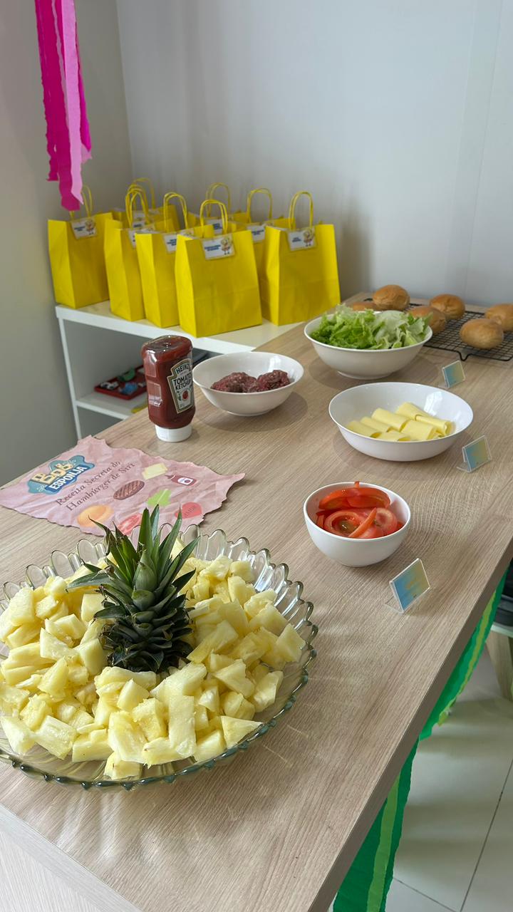Ingredientes em cima da mesa antes da montagens dos hamburgueres